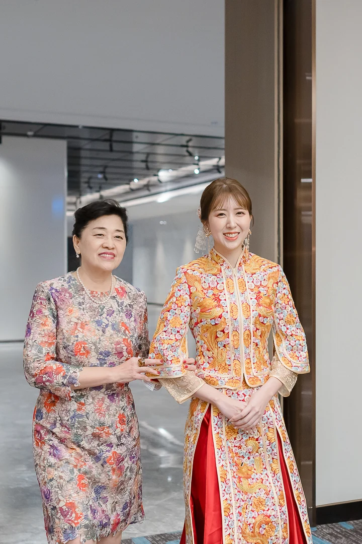 新娘與陪伴的長輩合影