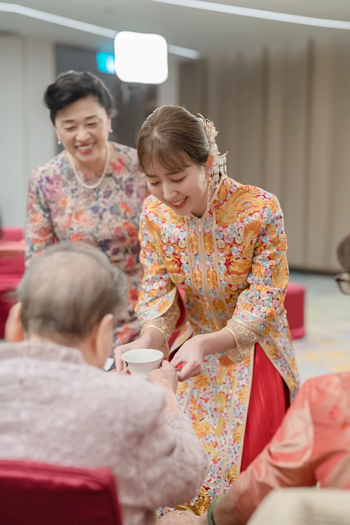 新娘向長輩奉茶