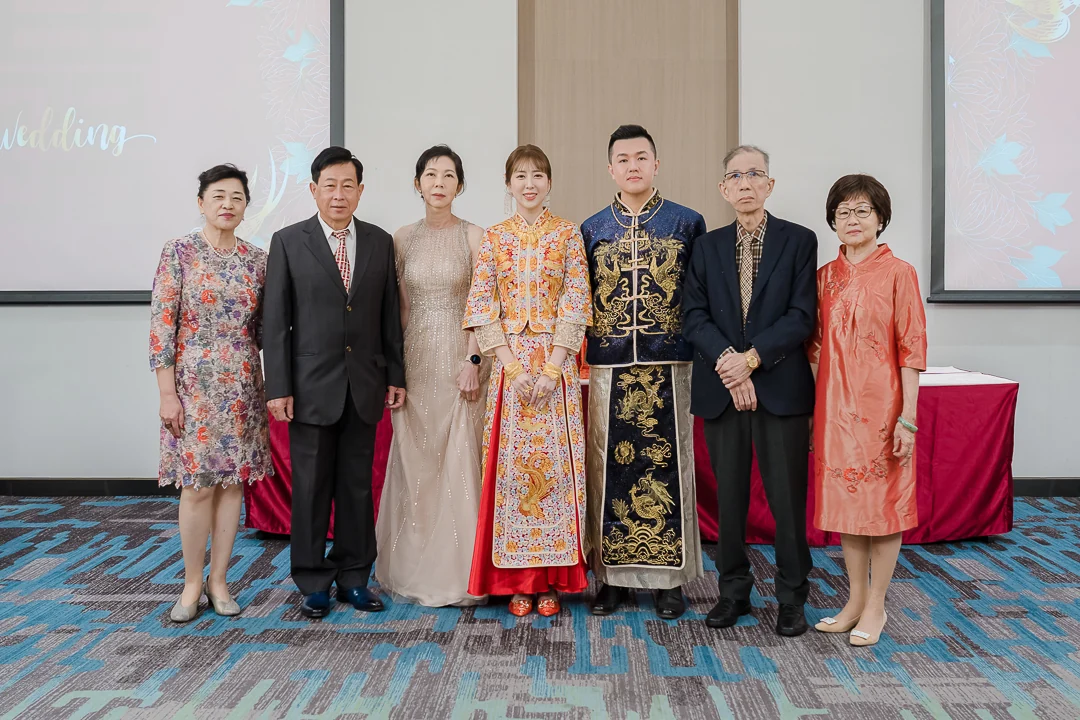 新人與長輩穿中式禮服合影