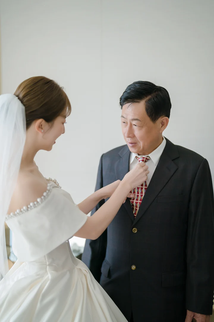 新娘替長輩整理領帶