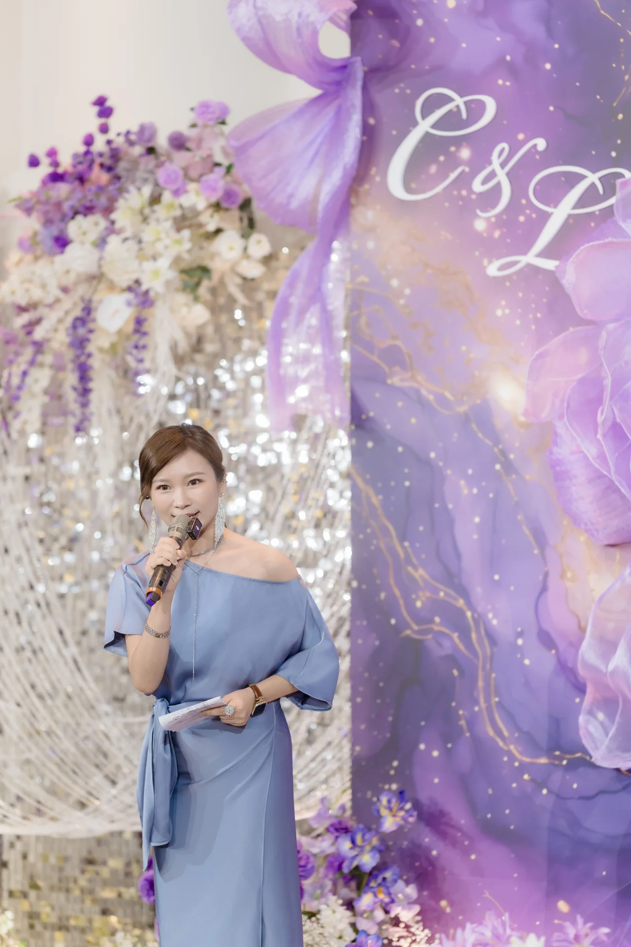 婚禮主持人手持麥克風