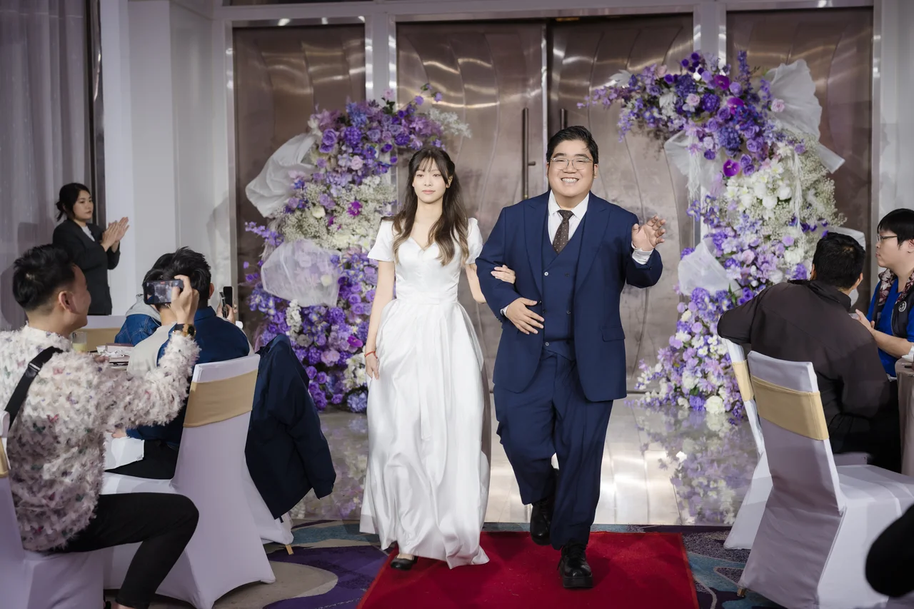 伴郎伴娘一起進入婚宴會場