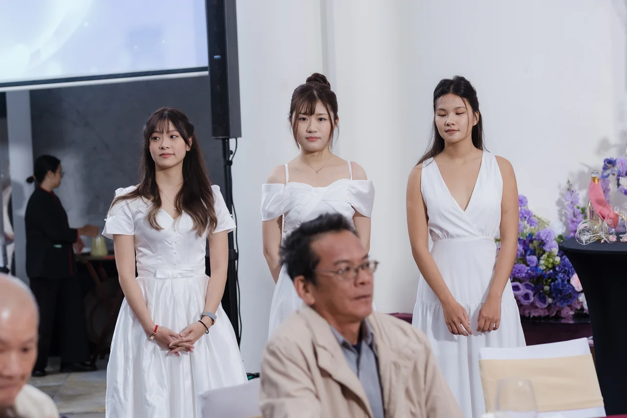 伴娘們在宴席間專注觀看儀式