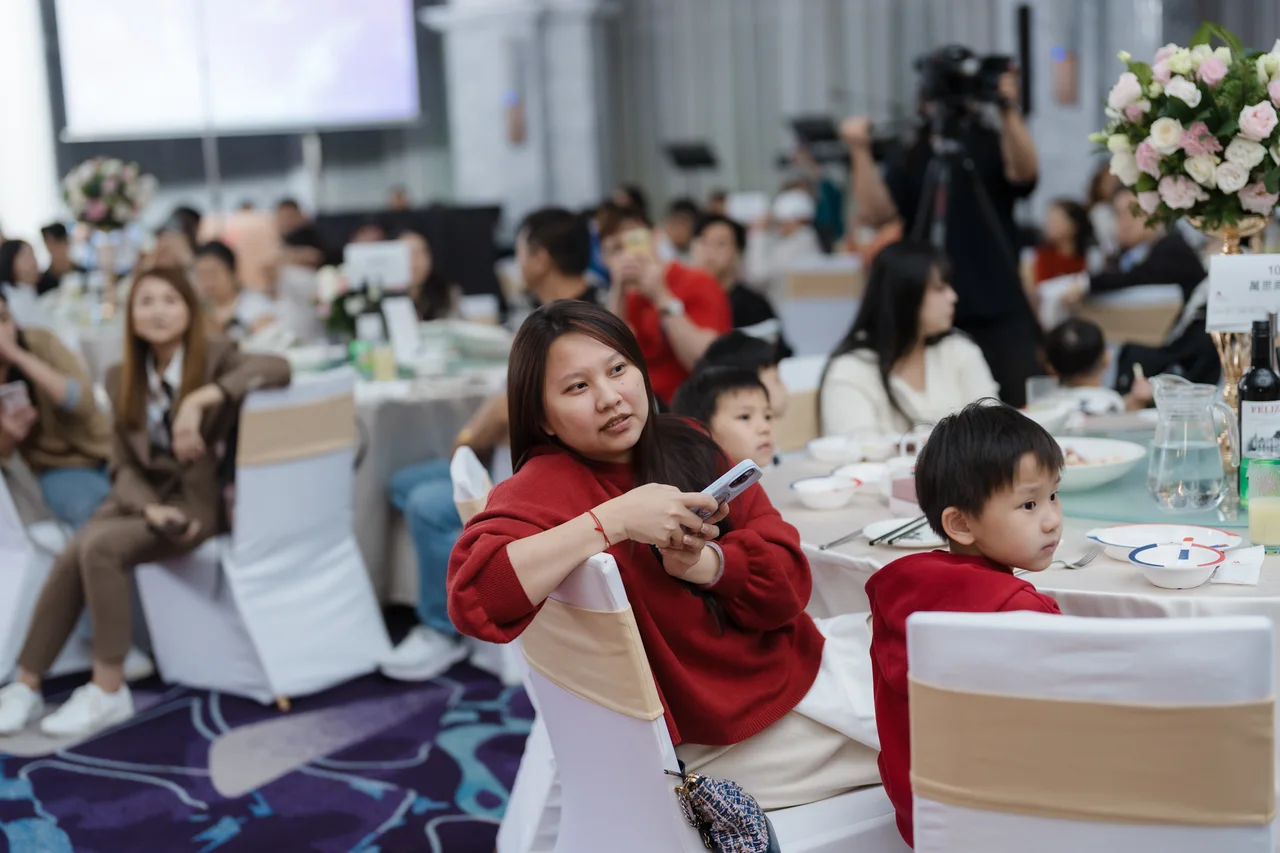 親友與孩子在宴席間互動