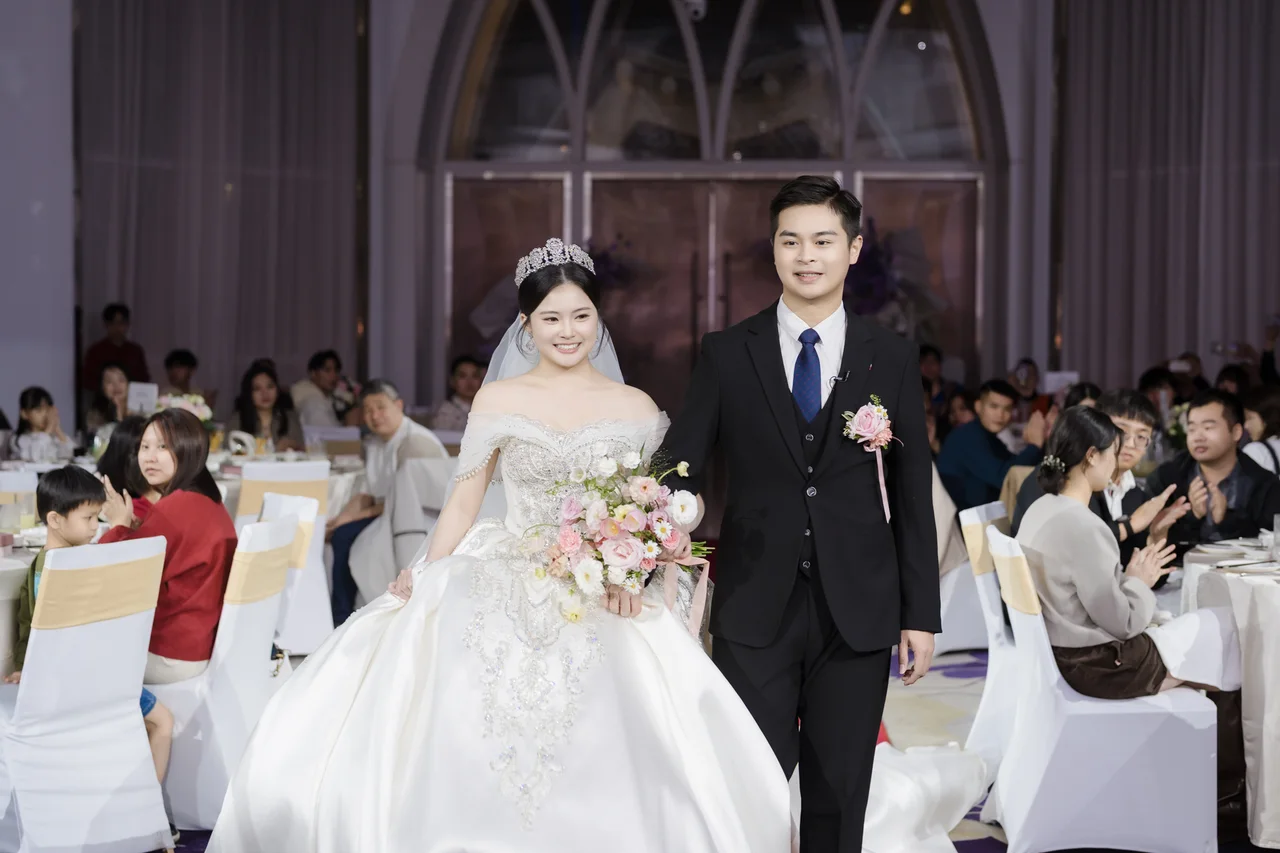 新人沿著婚宴走道並肩前行