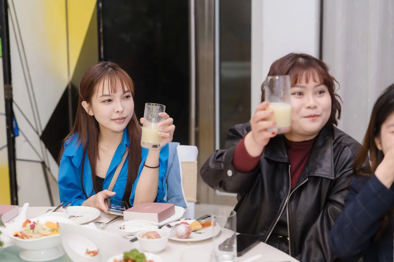 宴席間,兩位親友舉杯祝福