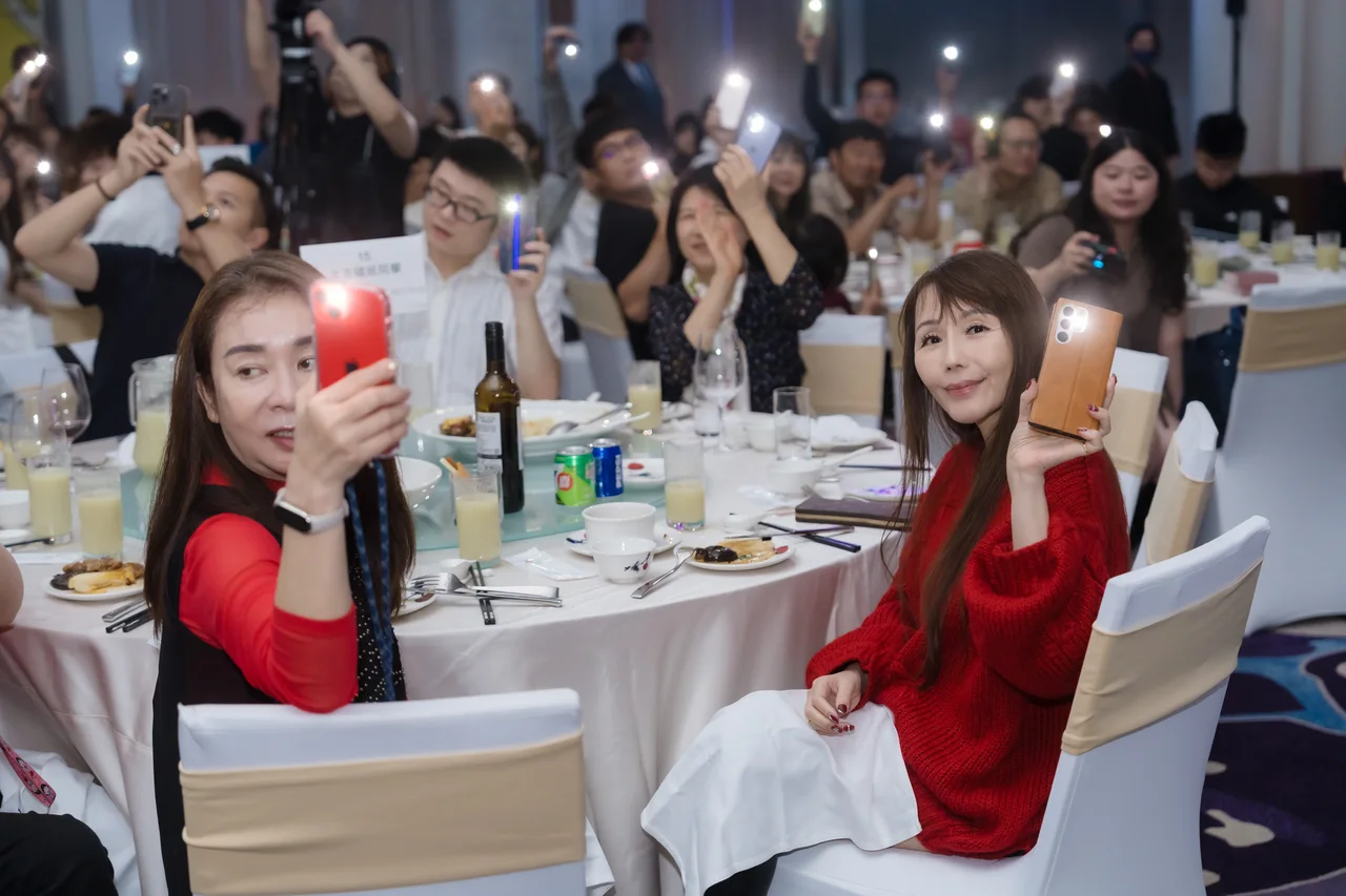 賓客舉起手機燈光祝福新人