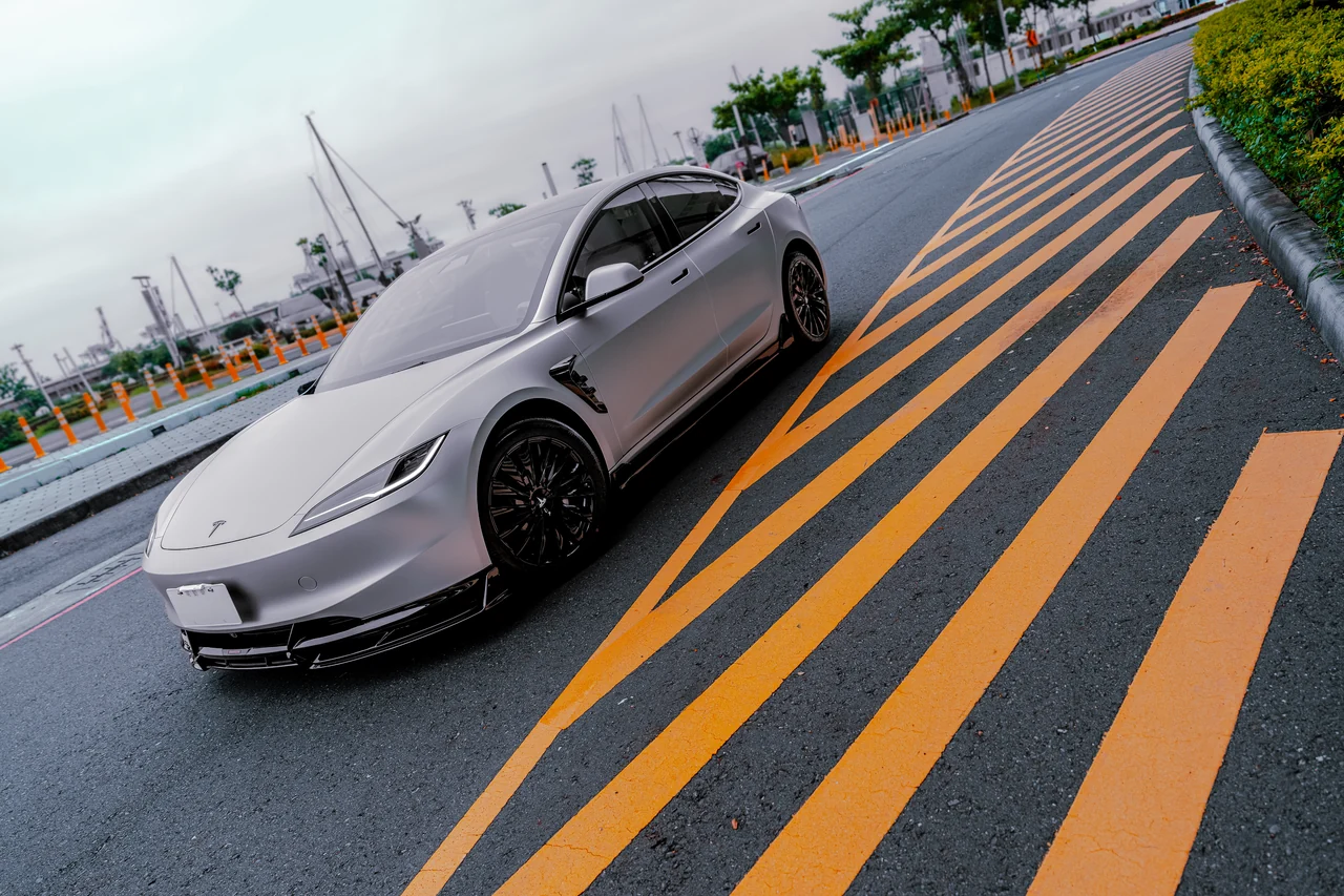 銀色 Tesla Model 3 的車頭與車身線條