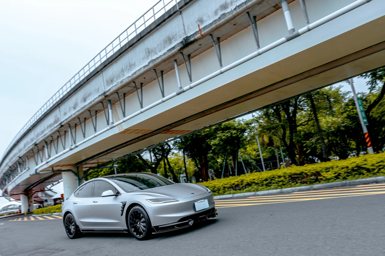 高架橋下，Tesla Model 3 的行駛畫面