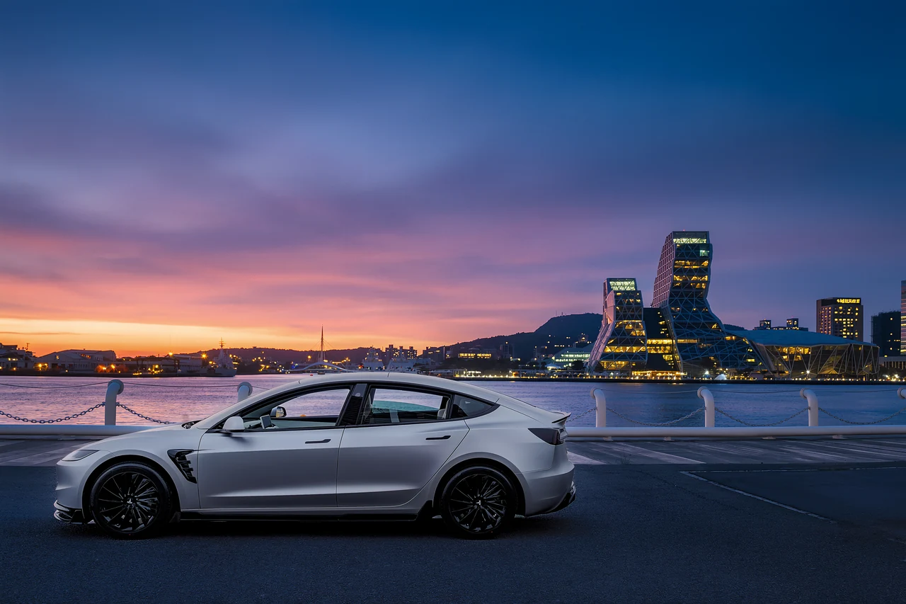 港邊暮色下，銀色 Tesla Model 3 的車身側影