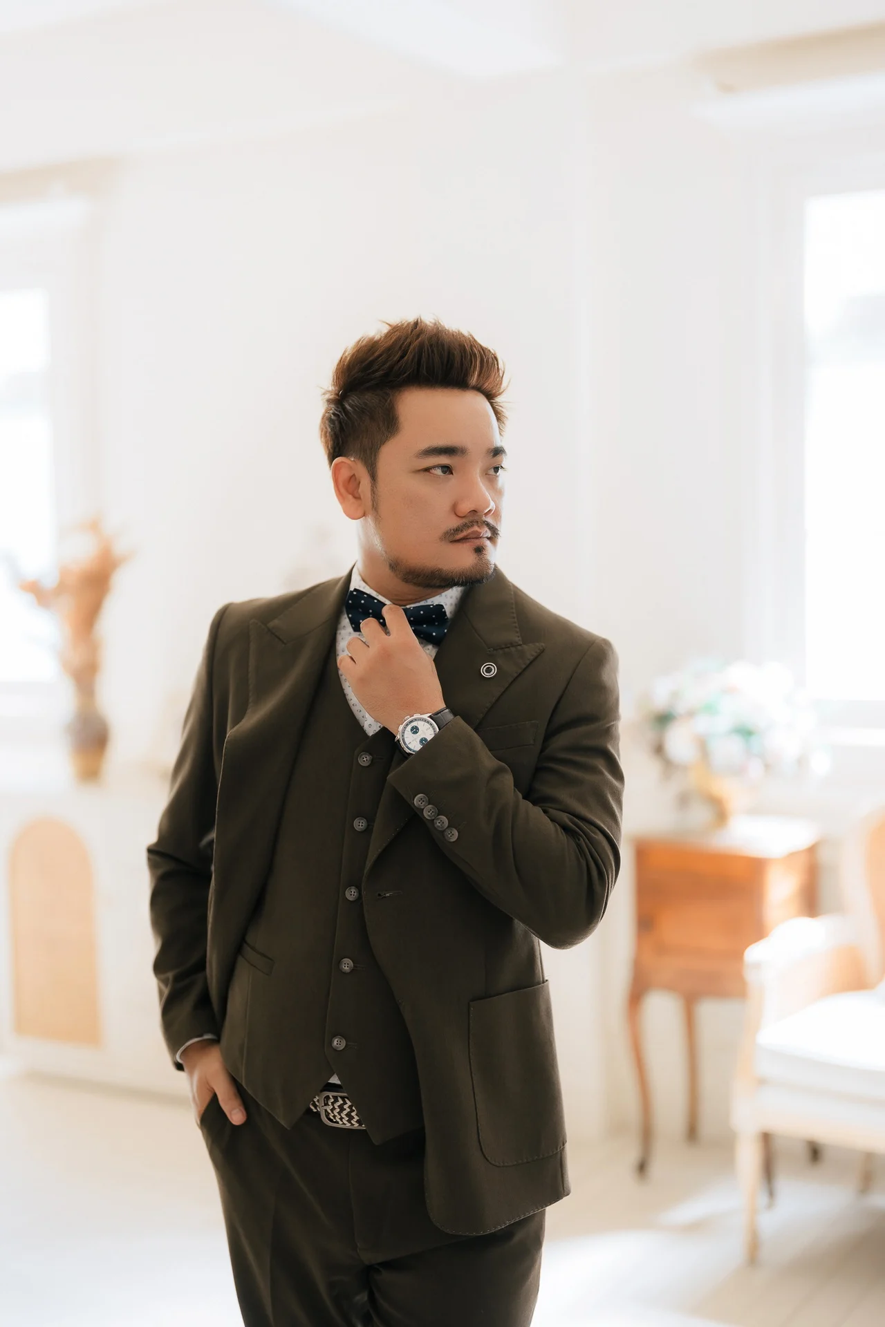 整理領結時的單人肖像