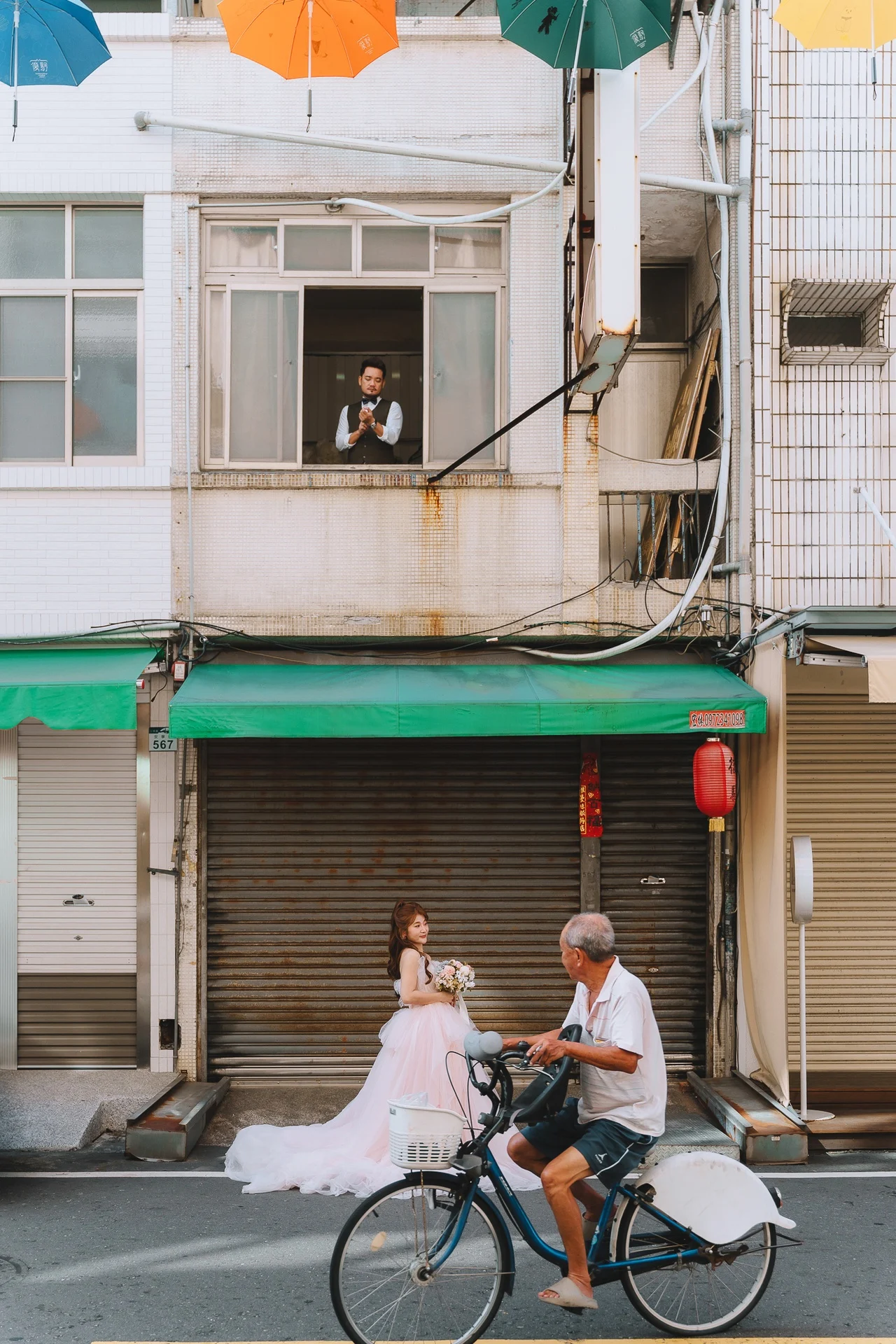 穿著婚紗的街角,與單車路過的日常