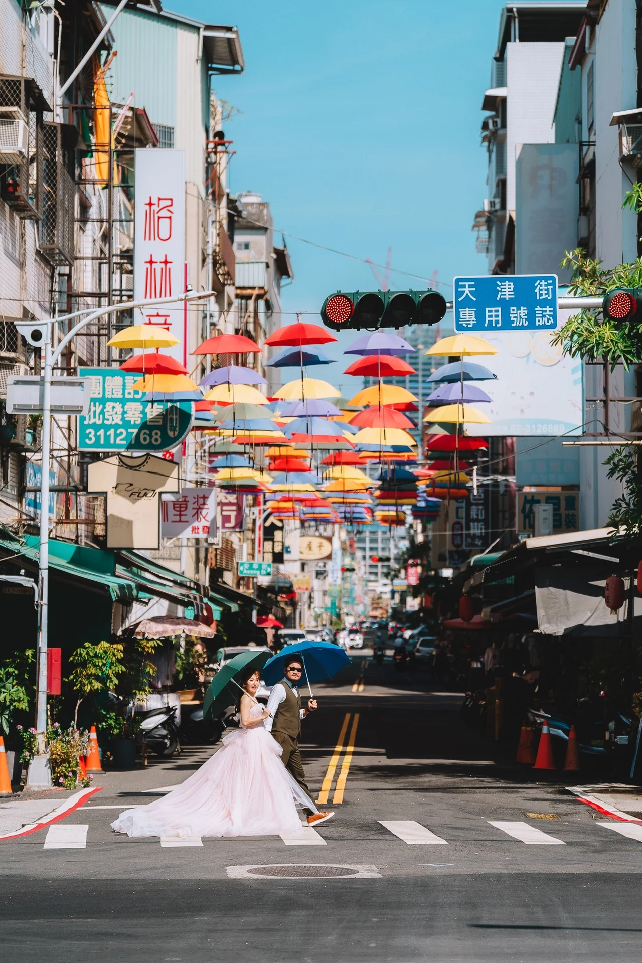 彩傘街景裡,撐著傘一起走過斑馬線